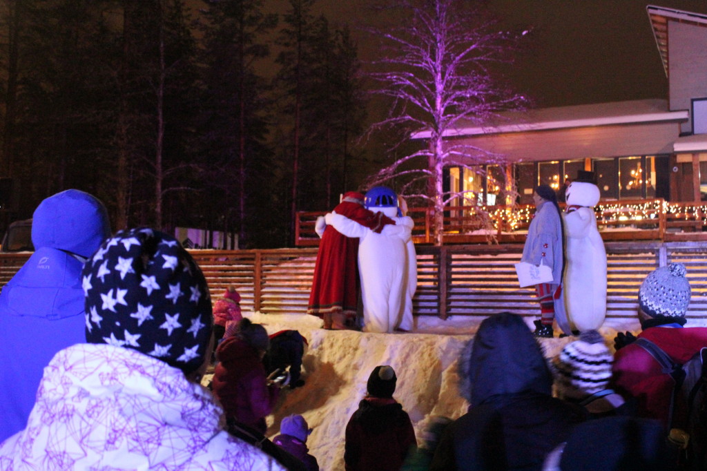 Lumiukot ja Joulupukki halaavat. Lumiukkomaailma. Kuva Tarinakone 2014.