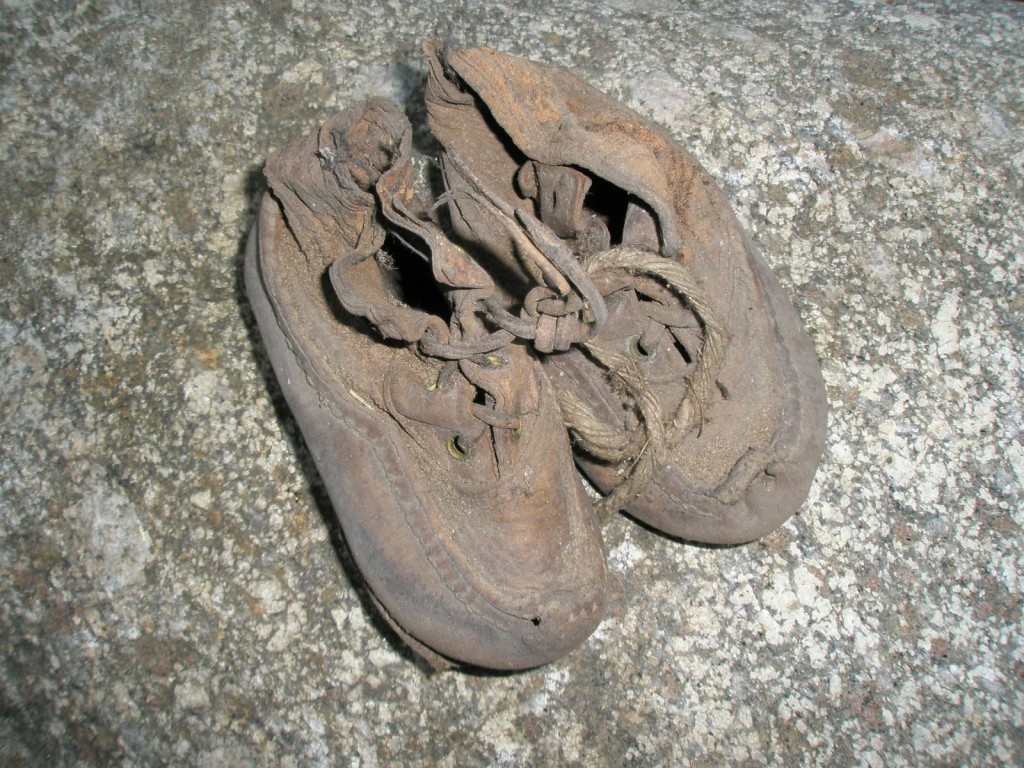 Lapsen kengät löytyivät kun vanha talo purettiin. Jokainen meistä on ollut joskus lapsi. Millainen mahtaa olla näiden kenkien tarina?